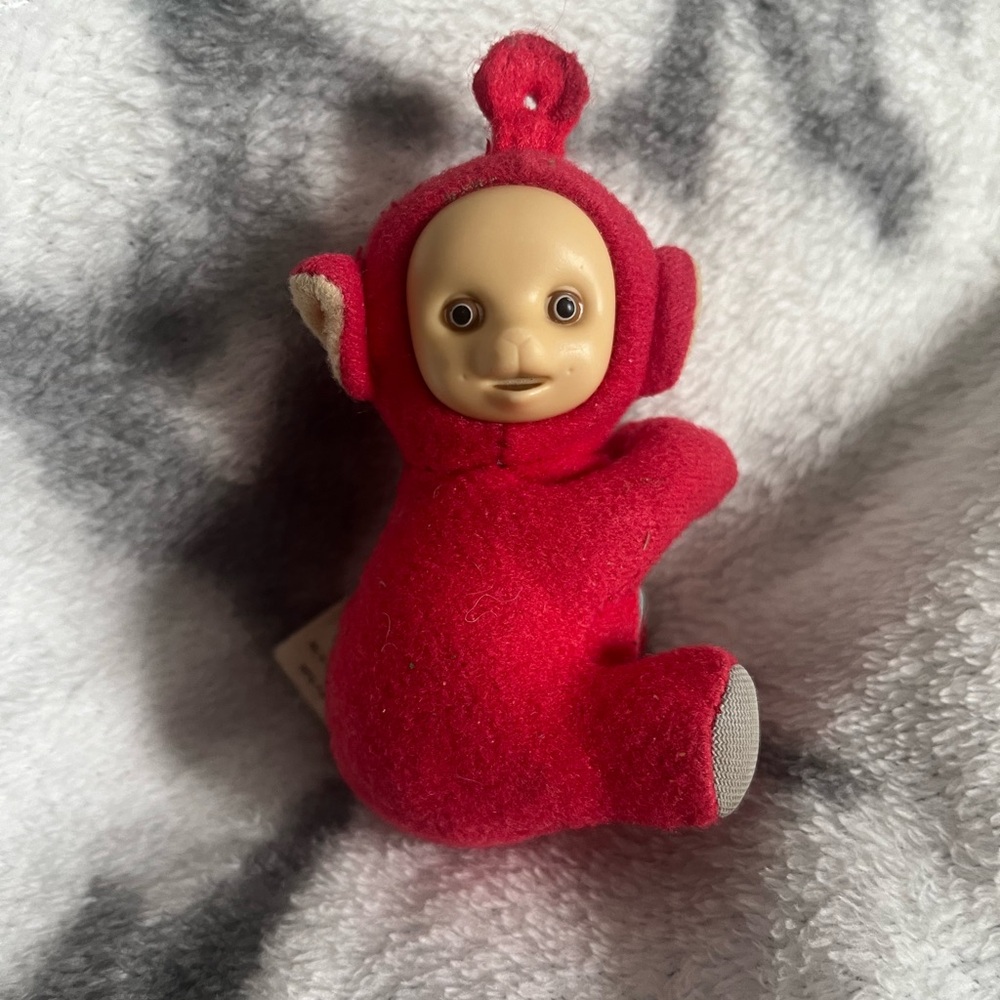 2000 Vintage Teletubbies Po 4” Clip on Red Plush Toy -Oval Symbol on head